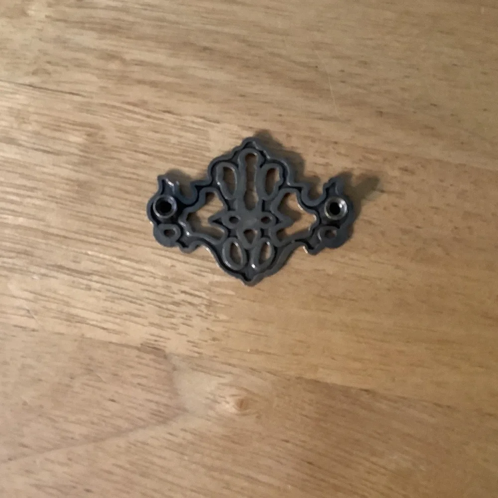 4 Antique-Style drawer pulls in Aged Brass
